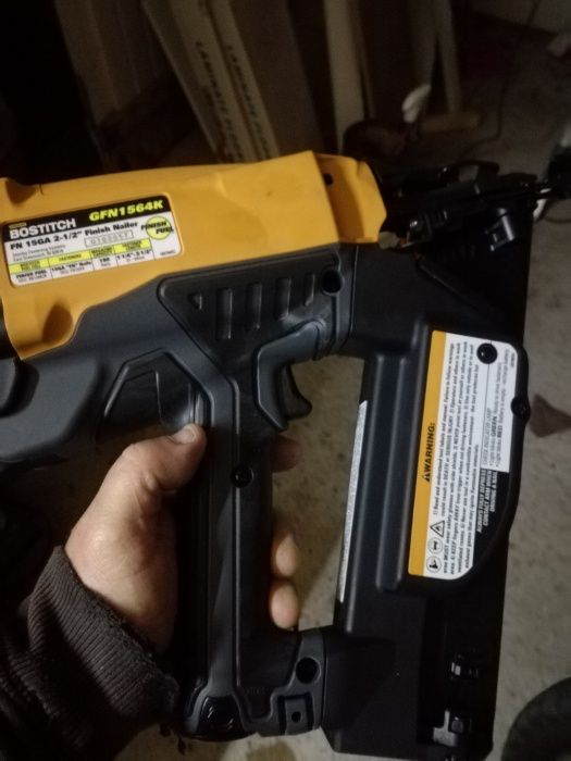 Pistola de pregos a gás e bateria