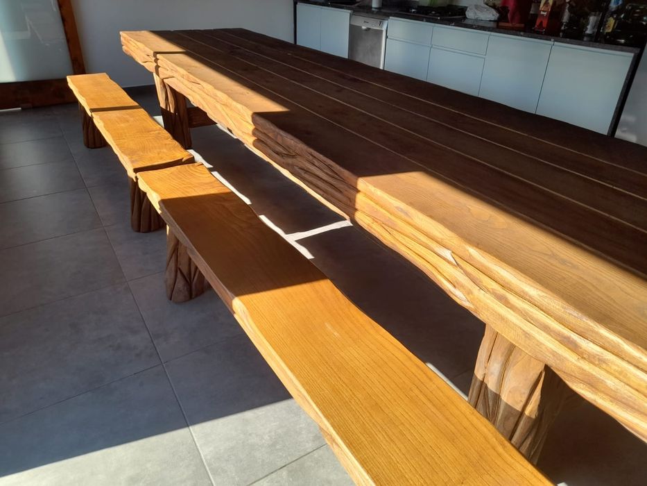 Mesa em Castanho maciço