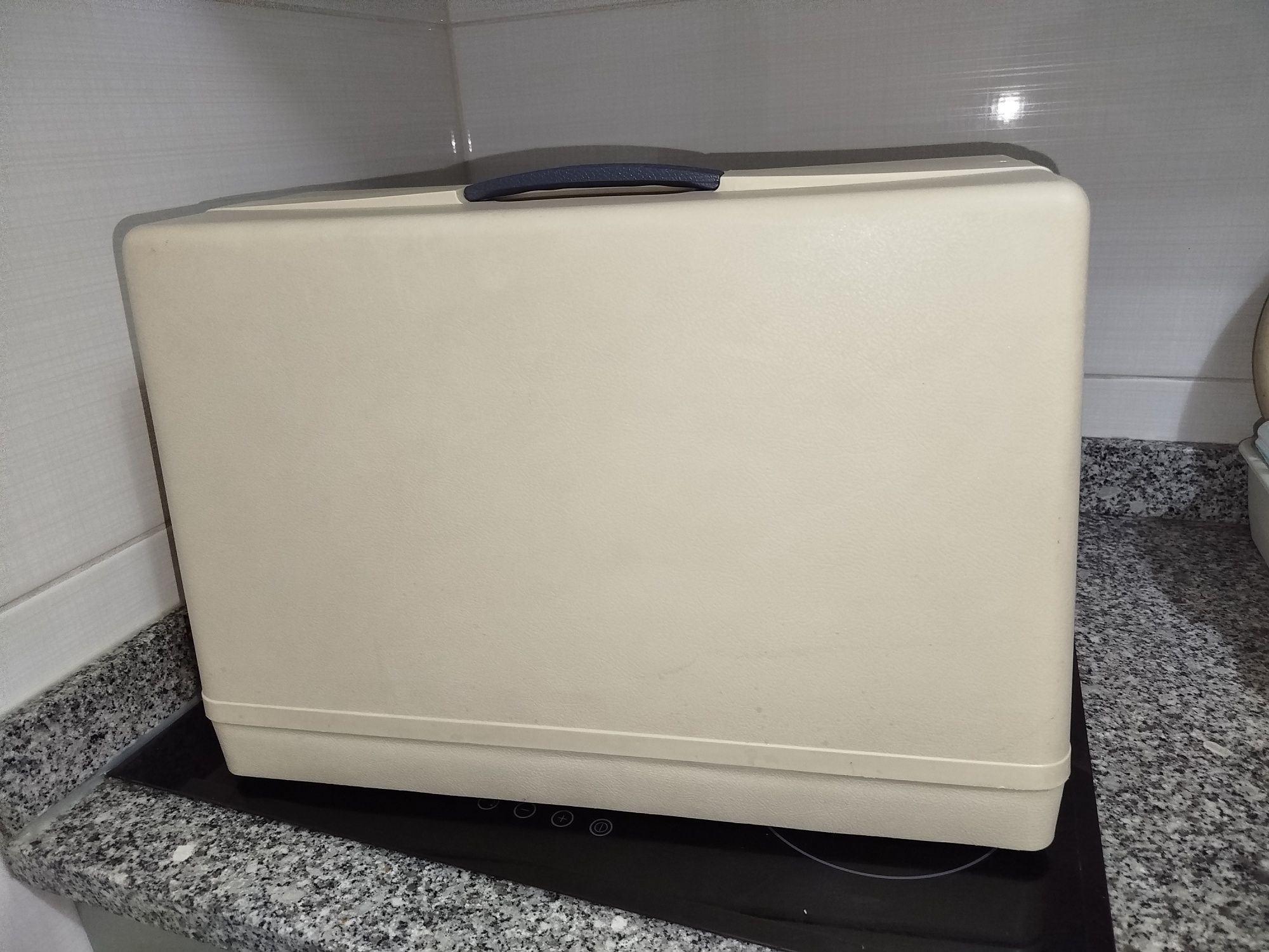 Vendo mala de máquina de costura