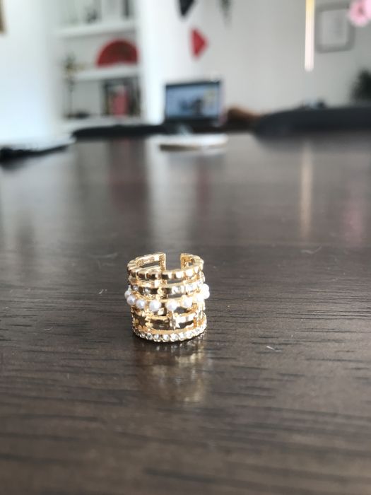 Brinco ear cuff dourado com brilhantes e pérolas Bijou Brigitte
