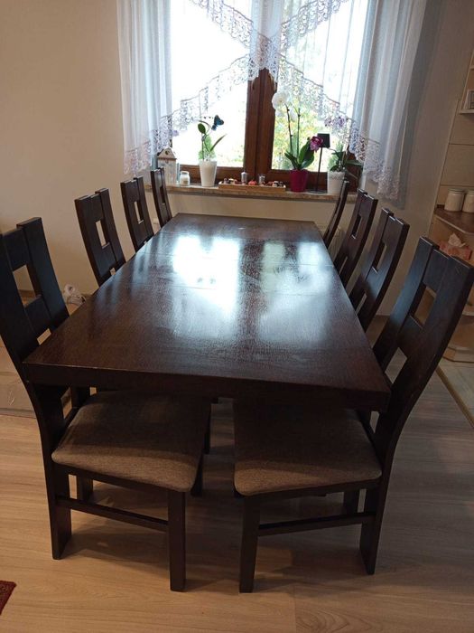 Stół rozkładany + osiem krzeseł