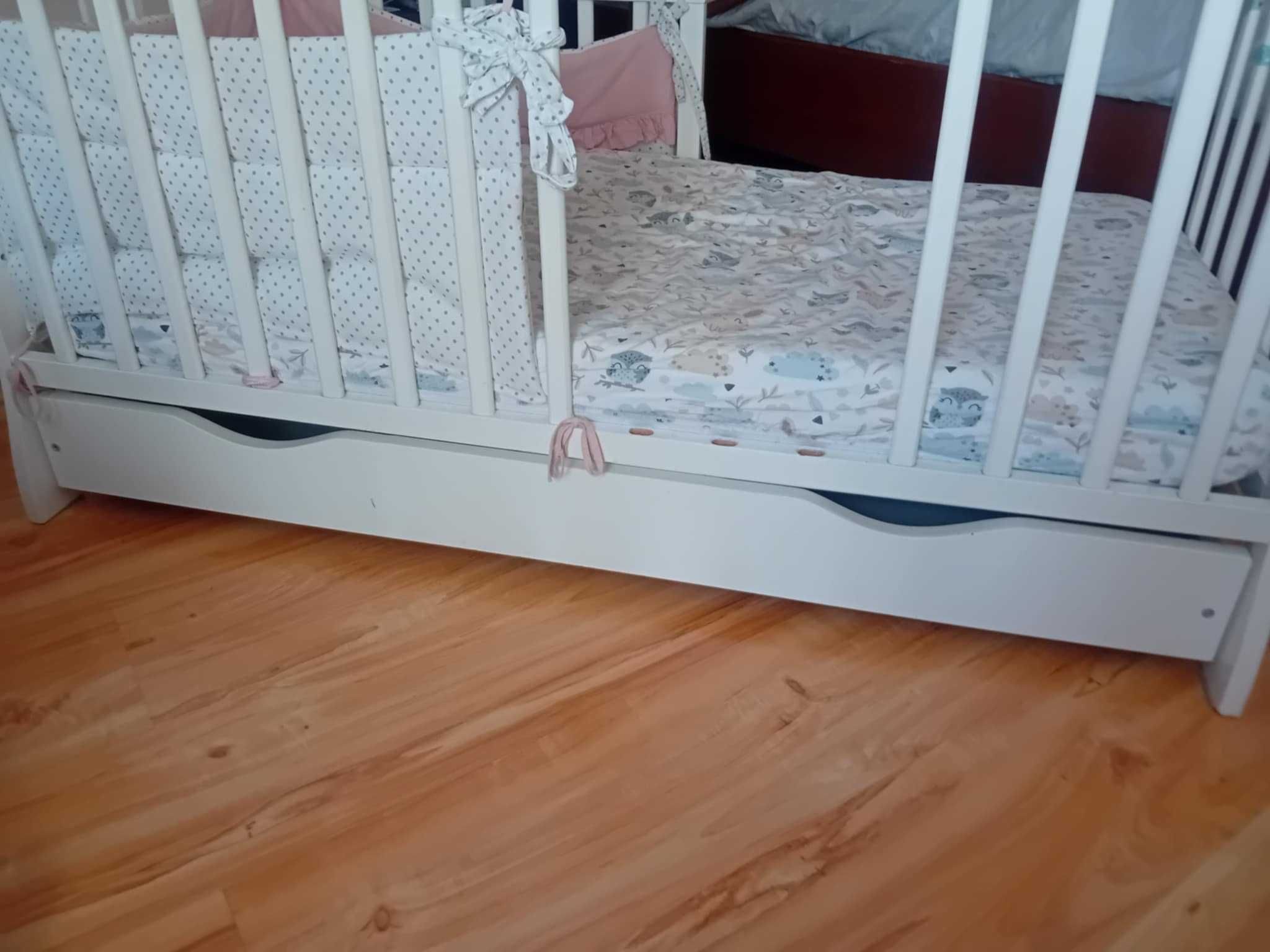 Piękne klasyczne łóżeczko z szufladą i z materacem