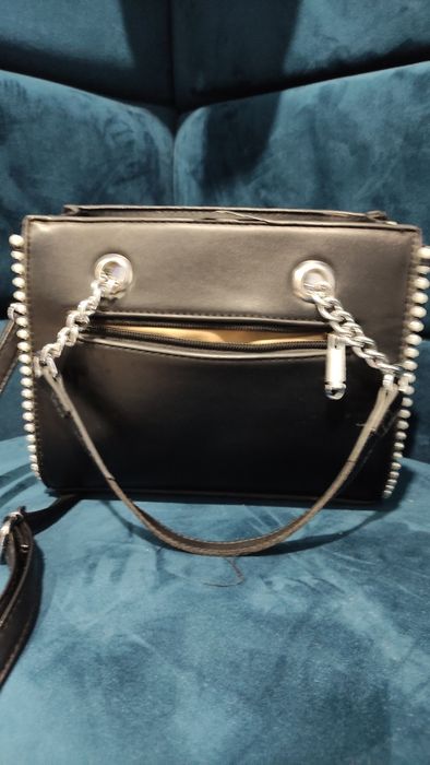 Torebka logowana guess czarna damska pikowana