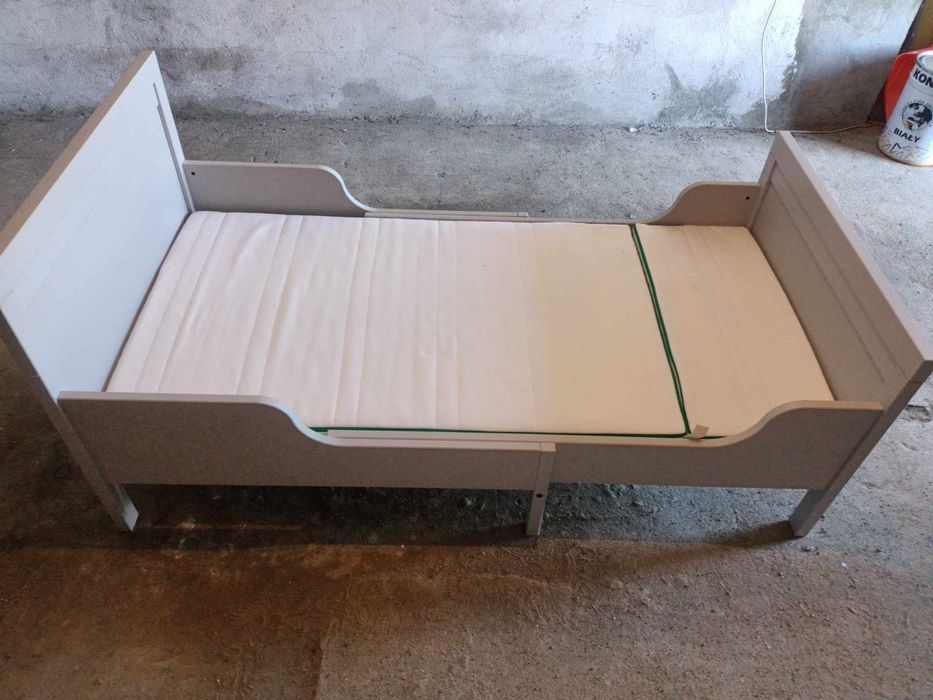 Łóżko dziecięce i regał IKEA