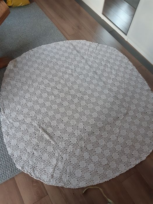 Obrus ażurowy bawełniany w motywy kwiatowe. Średnica ok. 150 cm