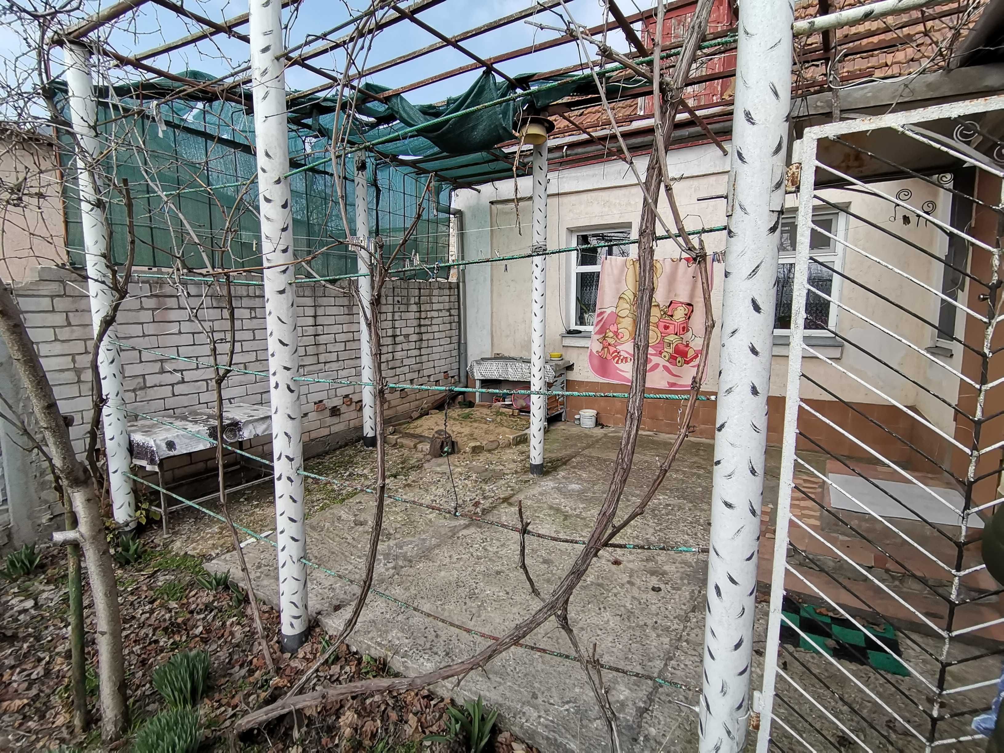 У продажу 2 кімнатний будинок с садом.