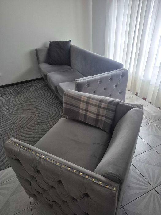 Sofá  3 lugares designer italiano, estilo de luxo em veludo cinza.