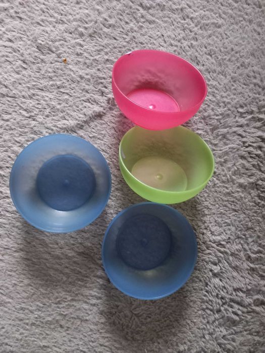 4 plastikowe kolorowe miski