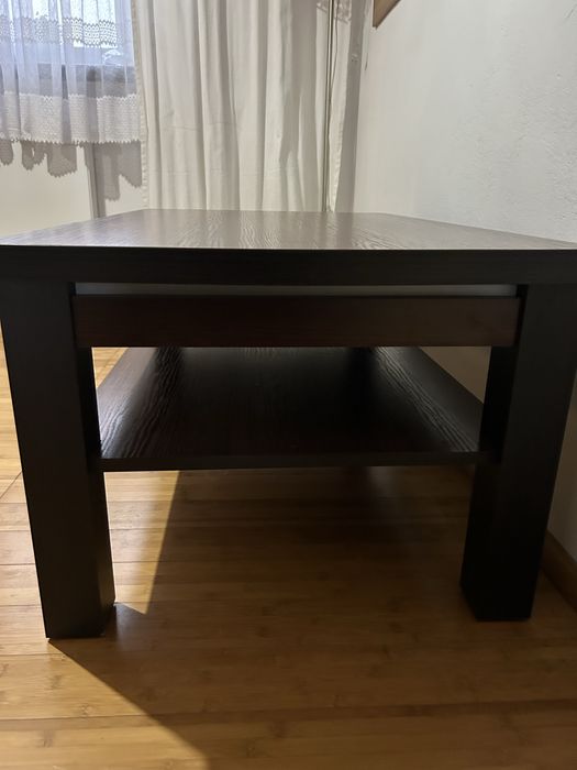 Ława pokojowa w ciemnym brązie.