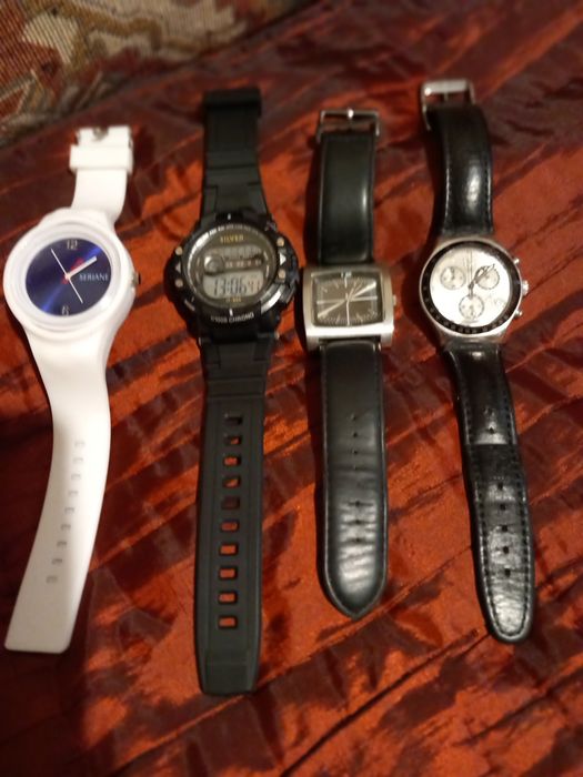 Relógios de diferentes marcas