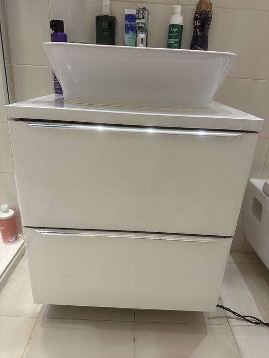 Szafks podwieszana do łazienki