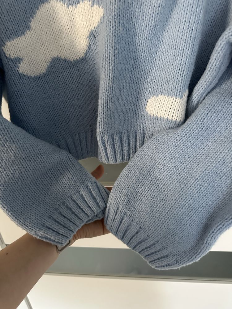 Niebieski sweter w chmury S chmurki sweterek crop