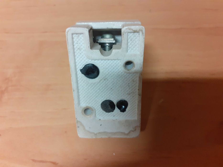 Podstawa bezpiecznika ceramiczna