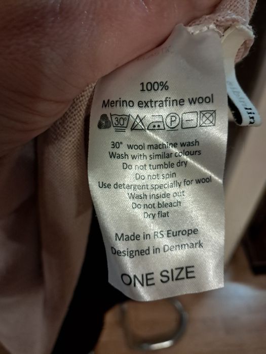 Szal zakładany przez głowę 100% merino wełniany pudrowy róż