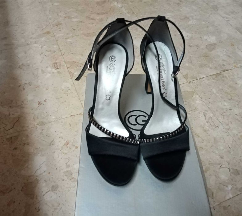 Sandálias em camurça, com tira de brilhantes.