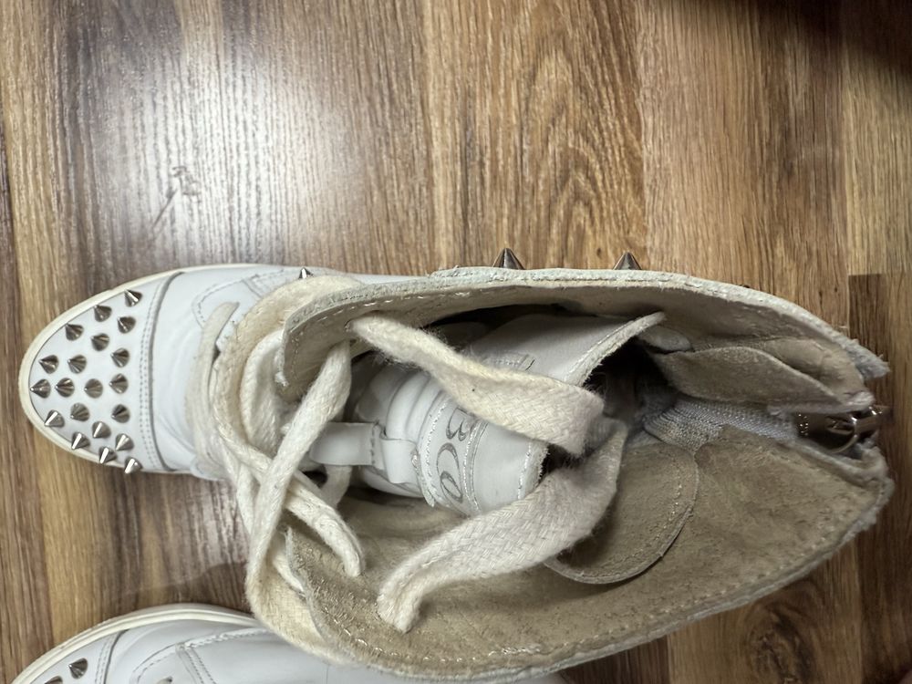 Sneakersy na koturnie z cwiekami booci 38