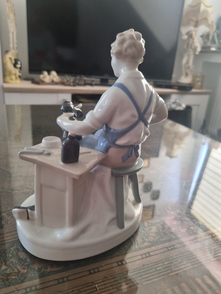 Duża Porcelanowa figurka/szewc