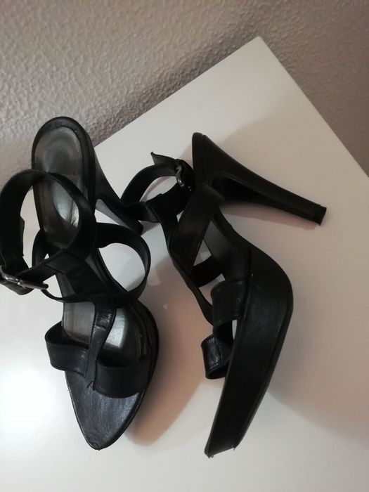 Sandálias pretas