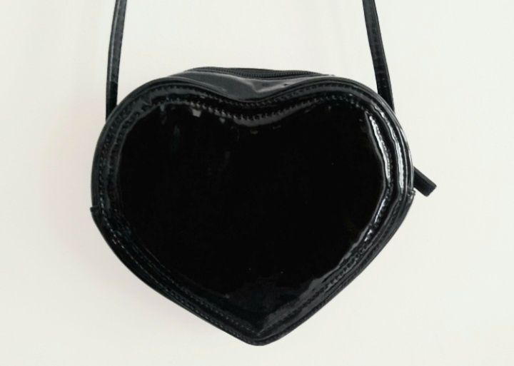 OKAZJA Terranova włoska torebka lakierowana czarne serce