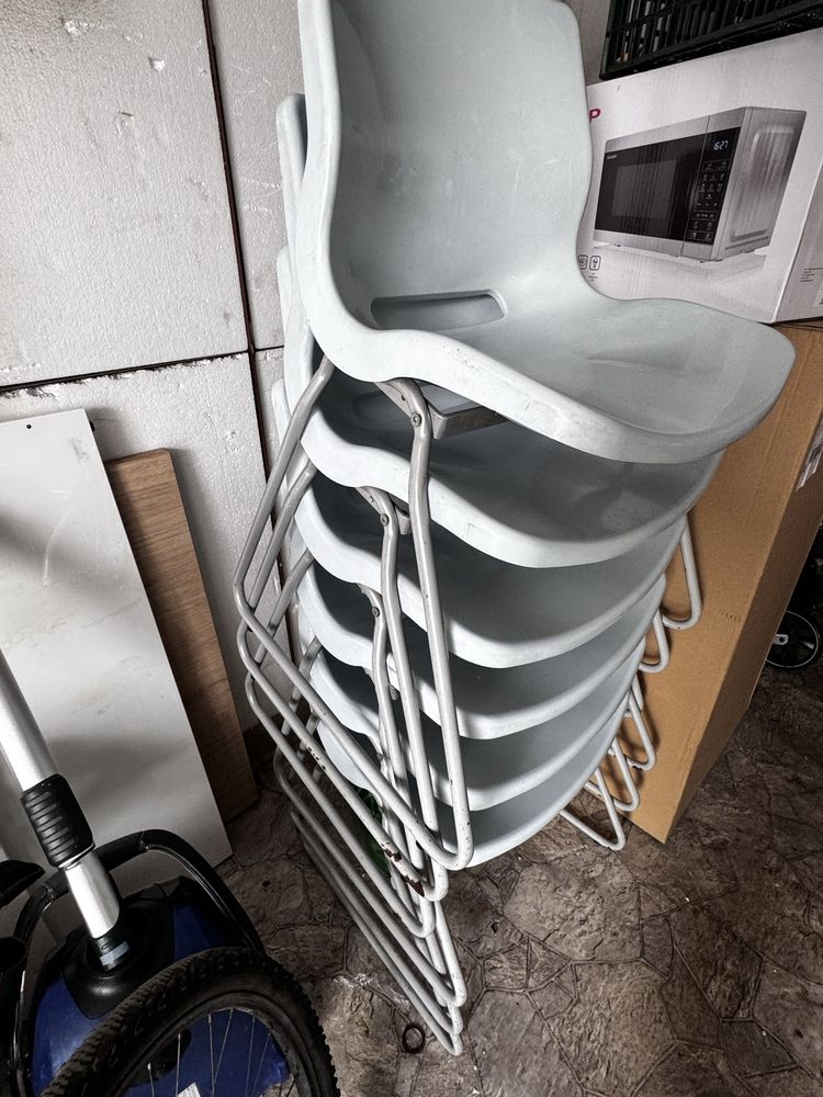 Pastikowe krzesła na metalowych nóżkach