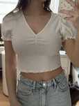 Crop top z bufkami na rękawach