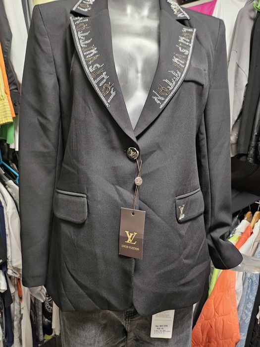 Piekna marynarka Luise Vutton.