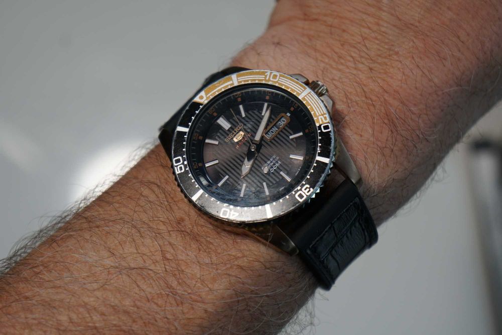 zegarek automatyczny Seiko 5 Sports SRP560K1 złoto czarny