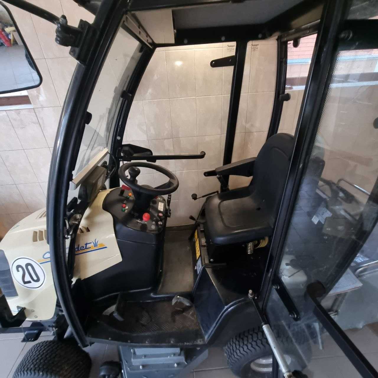 Traktor Cub Cadet 2250 RDH 4WD  ( з скляною кабіною)