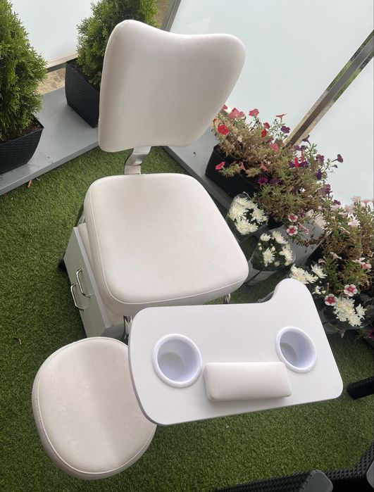 Mobilne stanowisko do manicure i pedicure / taboret kosmetyczny Weelko