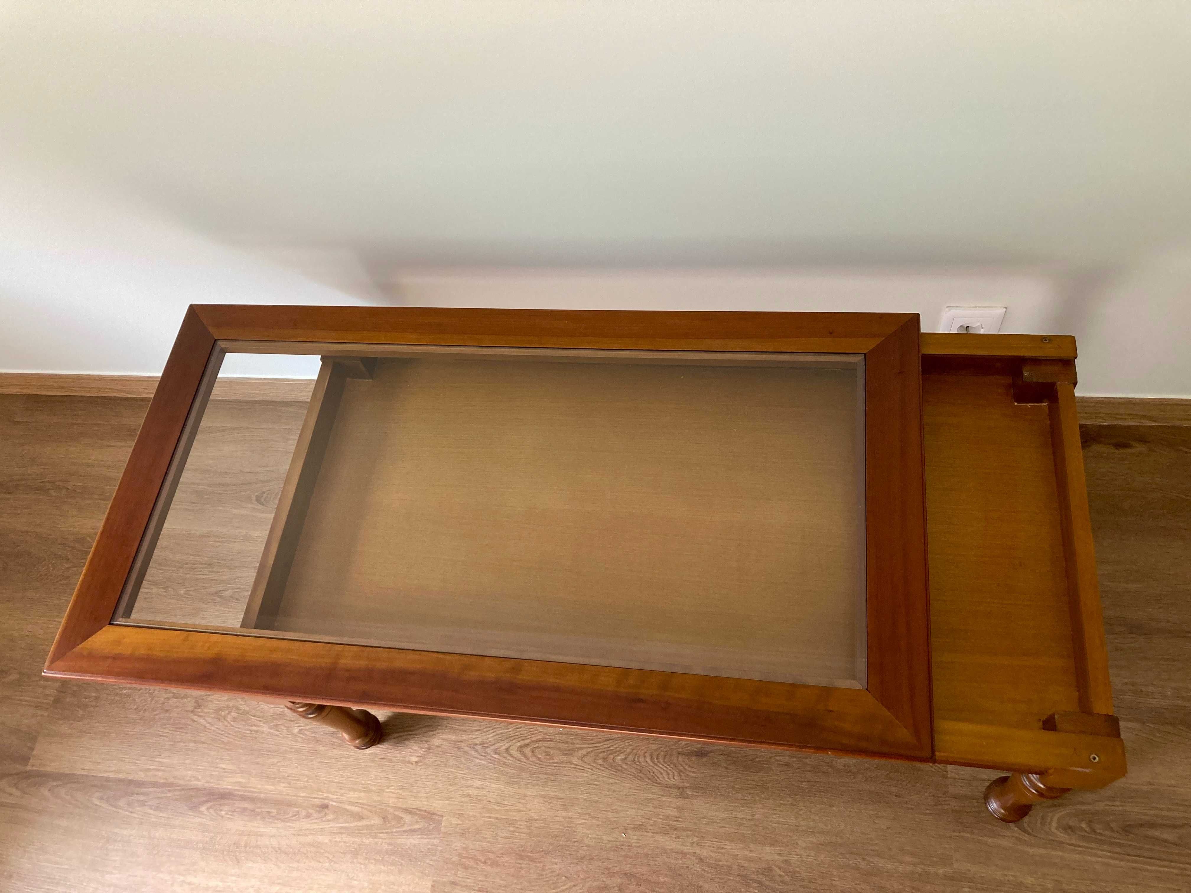 Mesa de apoio em cerejeira com arrumação