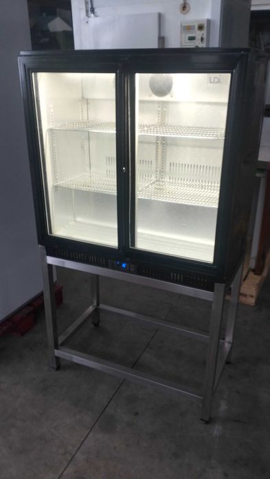 Vitrine refrigerada com bancada