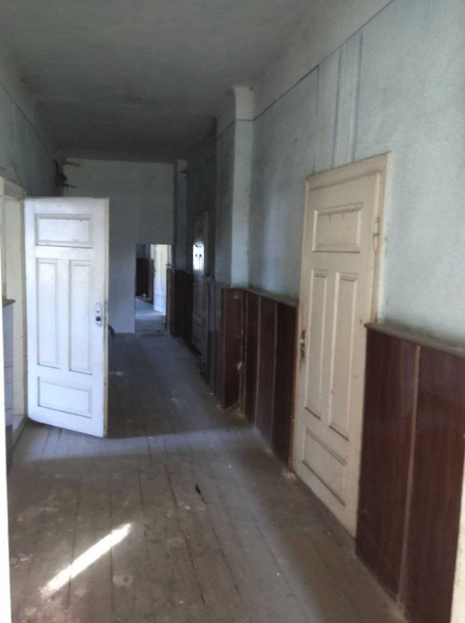 Продається будівля для комерційної та соціальної діяльності.