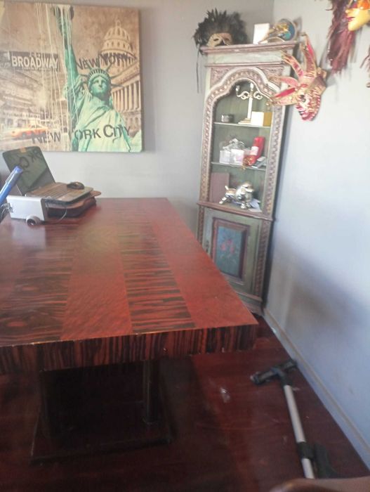 Mesa / secretária  influência art deco.. Usada, em bom estado.