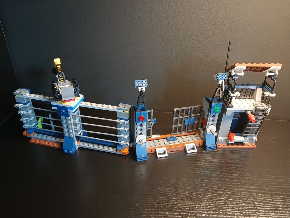 Lego 75931, Atak dilofozaura na postrunek, Jurrasic World, stan bdb
