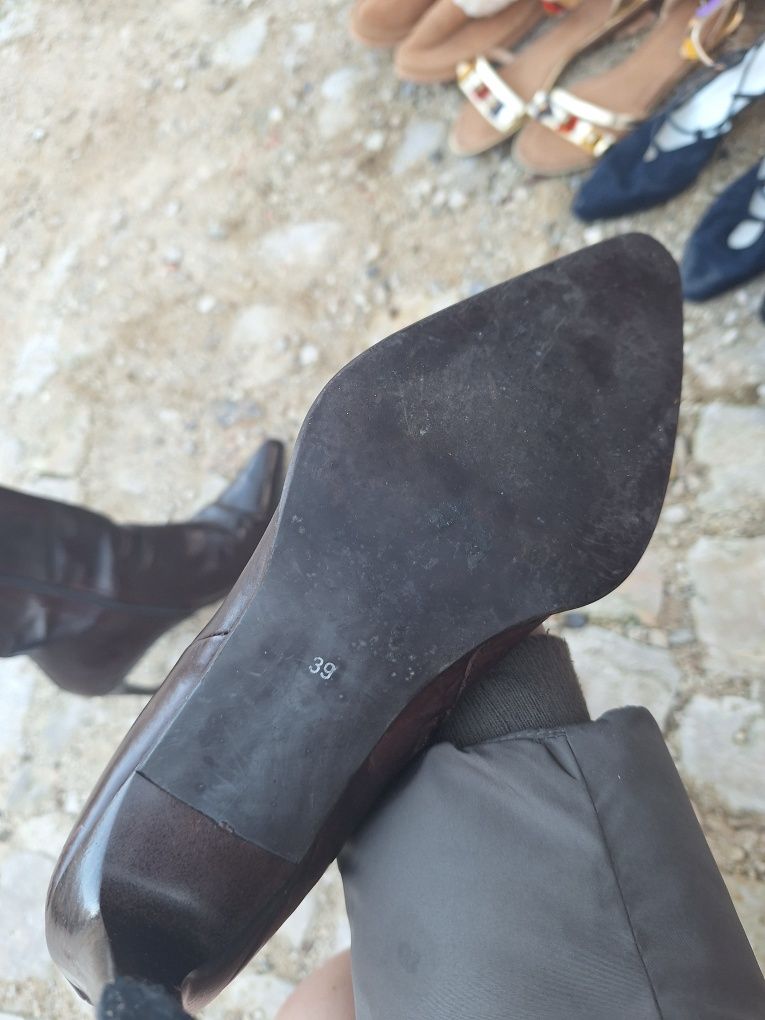 Botas de cano castanhas