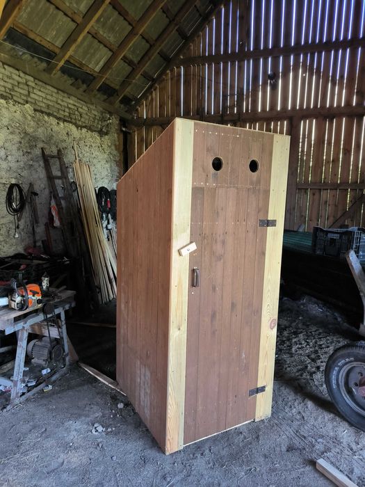 WC drewniane dach pokryty blachą