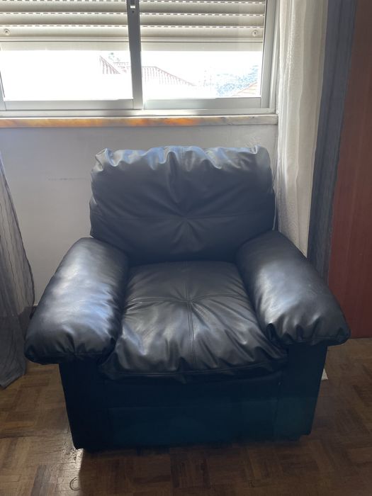 Conjunto Sofás em pele com mesa