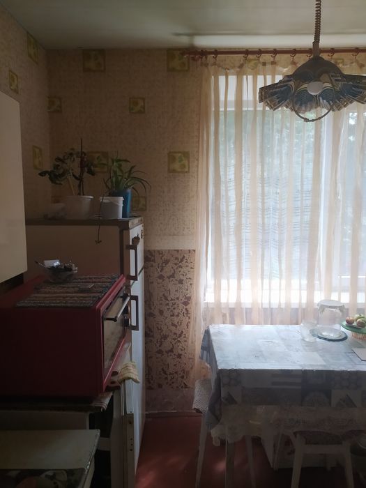 Продається  квартира трьох кімнатна