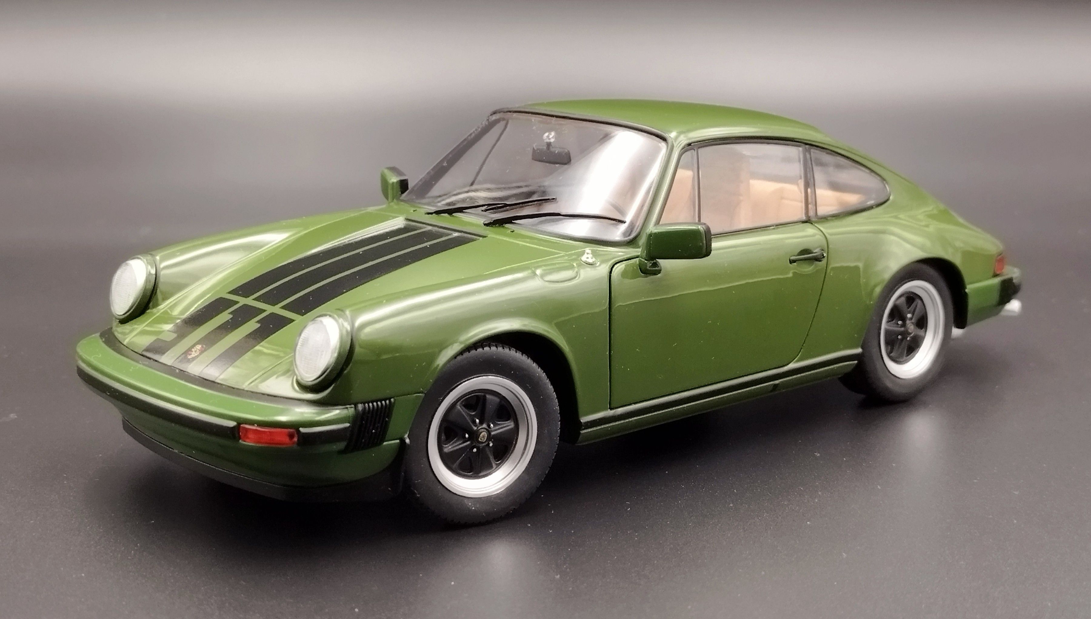 1:18 Solido 1978 Porsche 911 SC Olive Green