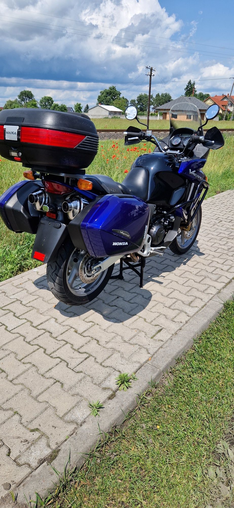 Honda XL 1000 Varadero rok 2004 przeb 63 tys km .