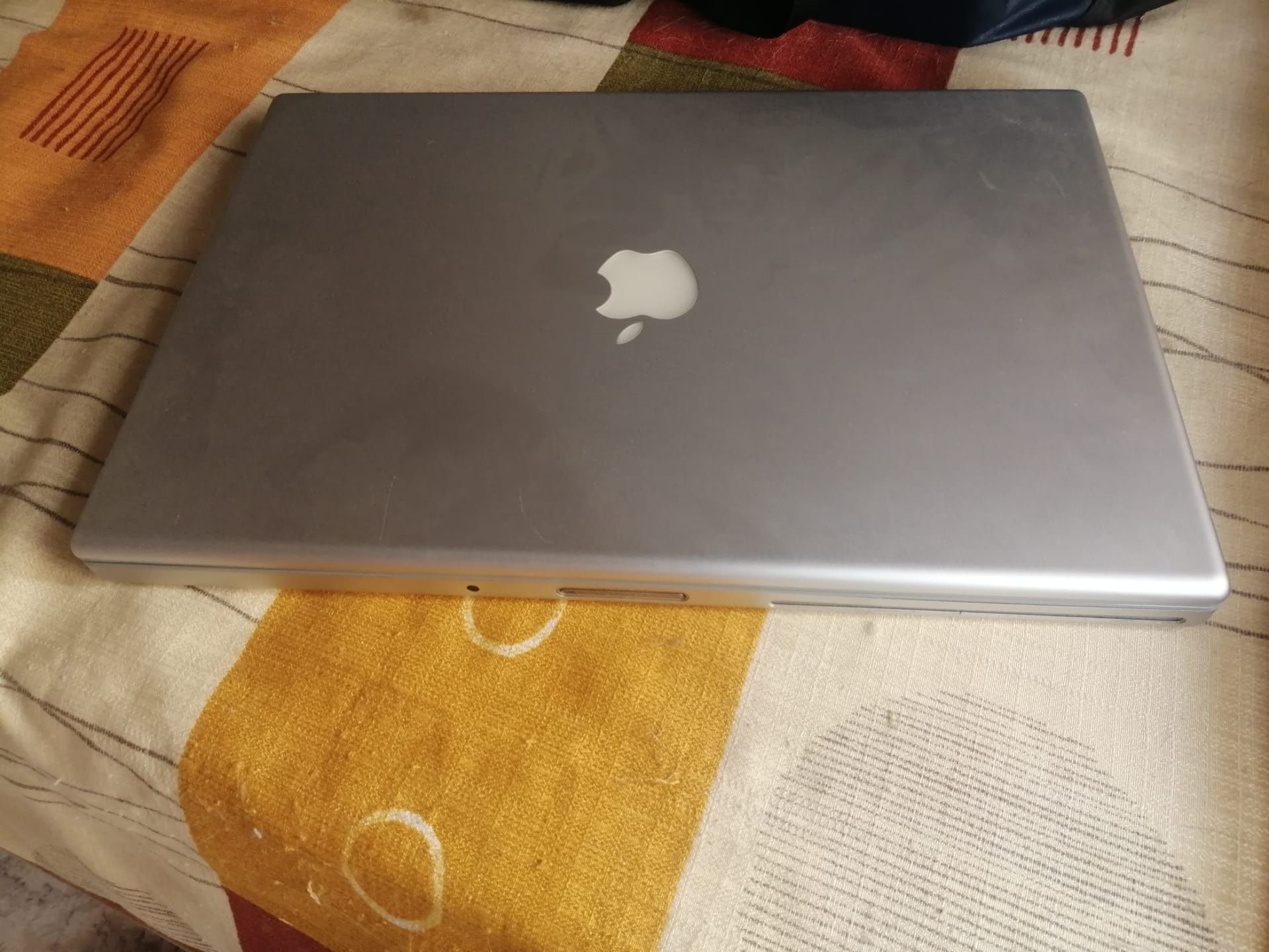 MacBook pro a funcionar  todo em alumínio sem bateria