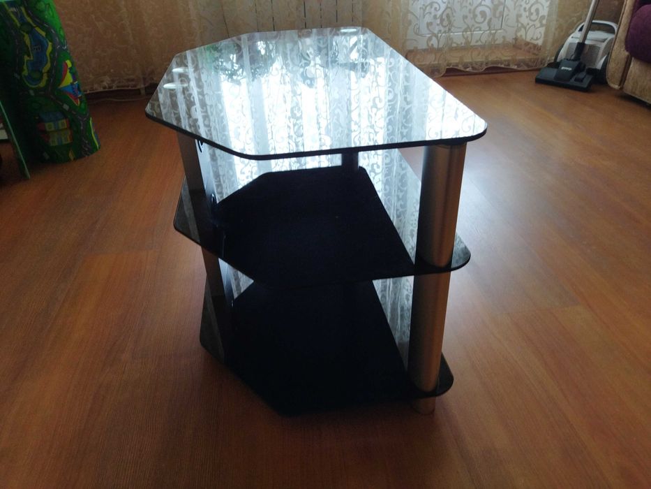 стол из стекла с алюминиевыми ножками.