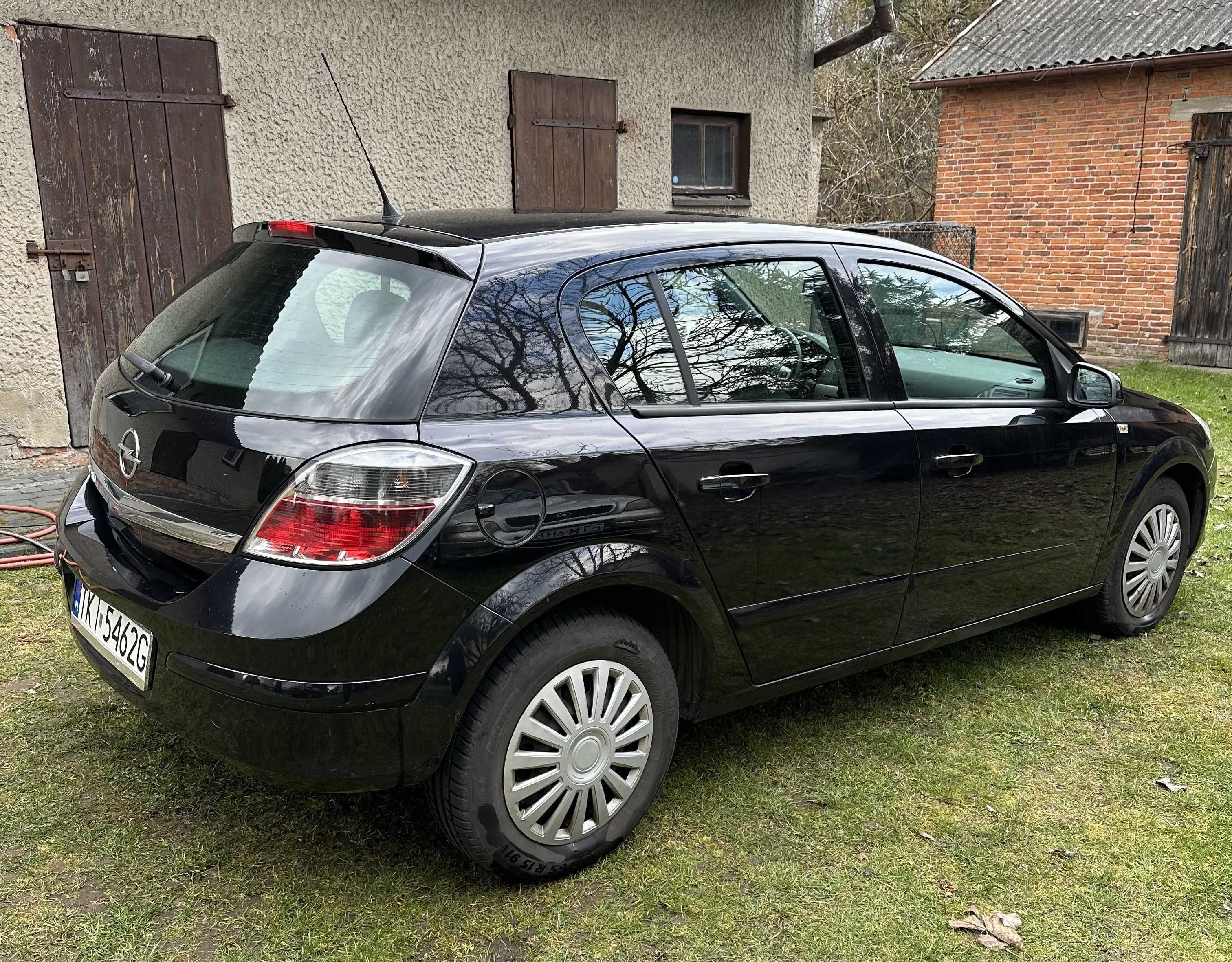 Samochód Opel Astra III H 1.4 2008r. benzyna 90KM czarny