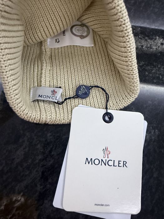 Шапка молочного кольору Moncler