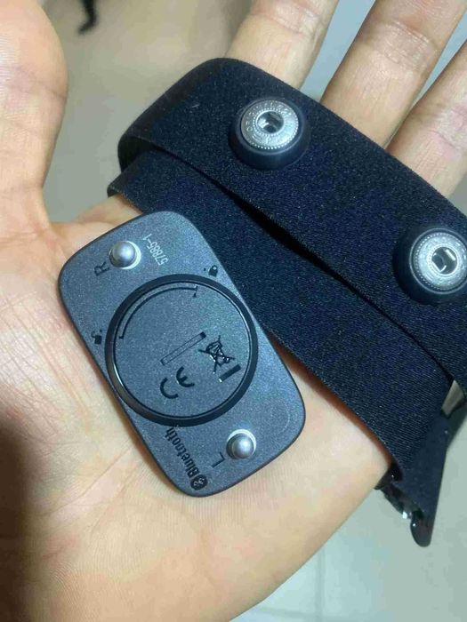 Pulsometr, czujnik tętna z paskiem na klatkę piersiową.