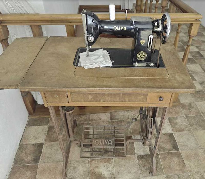Máquina de costura OLIVA de pedal