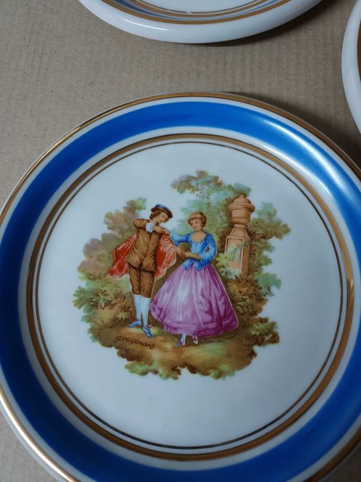 Prato com Figuras – Cerâmica Decorativa Azul e Rosa