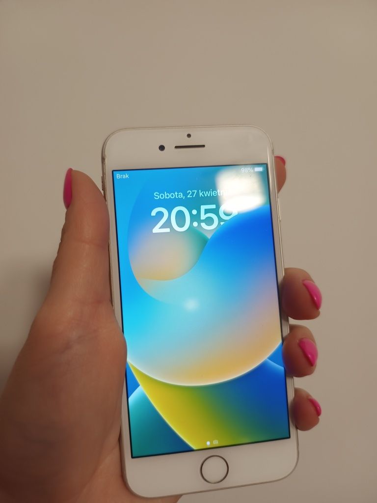 iPhone 8 z pudełkiem.