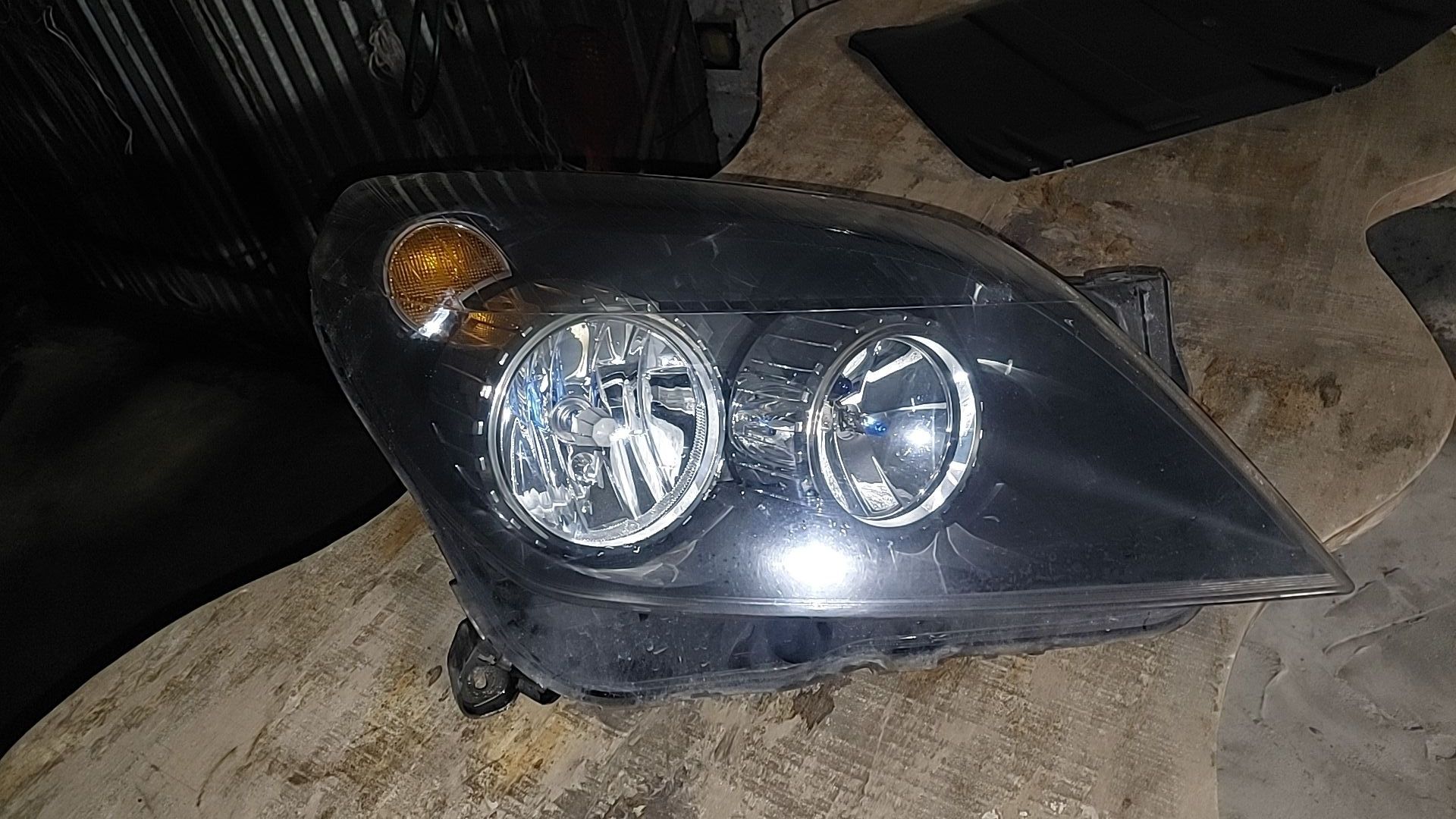 Prawa lampa astra h 8pin