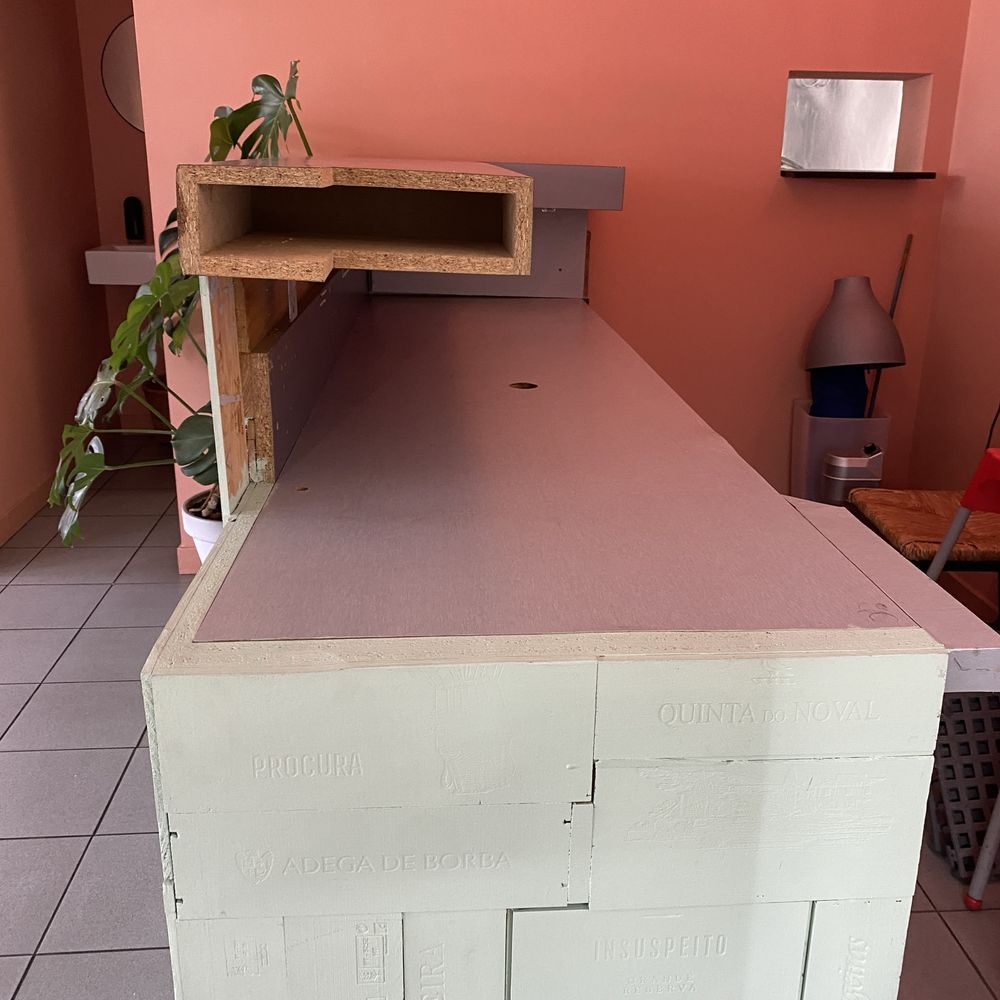 Balcão de bar, restaurante, recepção em madeira